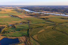 Vue aérienne de Plaines inondables de l'Elbe à le quartier Privelack in Amt Neuhaus dans le département Basse-Saxe, Allemagne