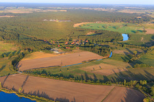 Vue aérienne de Vue du village depuis l'ouest à le quartier Stixe in Amt Neuhaus dans le département Basse-Saxe, Allemagne