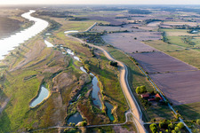 Vue aérienne de Accumulation et dépôts de sable sur le paysage des épis des rives de l'Elbe et du polder près du cours de la rivière Pommau dans le district de Pommau à le quartier Kolepant in Amt Neuhaus dans le département Basse-Saxe, Allemagne