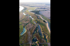 Vue aérienne de Accumulation et dépôts de sable sur le paysage des épis des rives de l'Elbe et du polder près du cours de la rivière Pommau dans le district de Pommau à le quartier Kolepant in Amt Neuhaus dans le département Basse-Saxe, Allemagne