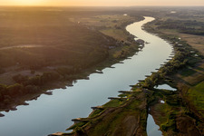 Vue aérienne de Basses eaux sur l'Elbe près de Pommau à le quartier Kolepant in Amt Neuhaus dans le département Basse-Saxe, Allemagne