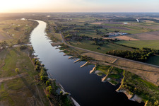 Vue aérienne de Zones riveraines avec lit de l'Elbe exposé par les bas niveaux d'eau à Darchau à le quartier Popelau in Amt Neuhaus dans le département Basse-Saxe, Allemagne