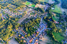 Vue aérienne de Vue d'ensemble du village depuis le nord à Neu Darchau dans le département Basse-Saxe, Allemagne