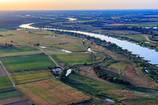 Vue aérienne de Cours de l'Elbe vers l'ouest en soirée à le quartier Walmsburg in Bleckede dans le département Basse-Saxe, Allemagne