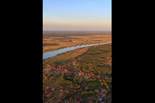 Vue aérienne de Vue de la ville sur les rives de l'Elbe depuis l'ouest à Neu Darchau dans le département Basse-Saxe, Allemagne