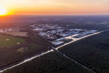 Vue aérienne de Quais et postes d'amarrage de navires dans le bassin portuaire de Hafen Lüneburg GmbH sur le canal latéral de l'Elbe à le quartier Ebensberg in Lüneburg dans le département Basse-Saxe, Allemagne