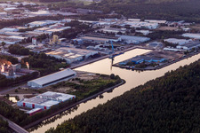 Vue aérienne de Quais et postes d'amarrage de navires dans le bassin portuaire de Hafen Lüneburg GmbH sur le canal latéral de l'Elbe à le quartier Ebensberg in Lüneburg dans le département Basse-Saxe, Allemagne
