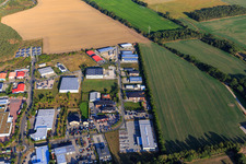 Vue aérienne de GRÜN ESCoor GmbH & Co.KG, Hanse Mobile Lüneburg et Industriebedarf Niemann-Laes GmbH dans la zone industrielle Friedrich-Penseler-Straße à le quartier Hagen in Lüneburg dans le département Basse-Saxe, Allemagne