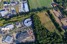 Vue aérienne de Opel Ernst Dello - Lüneburg et Claas Wehner Autohaus GmbH dans la zone industrielle August-Horch-Straße à le quartier Kaltenmoor in Lüneburg dans le département Basse-Saxe, Allemagne