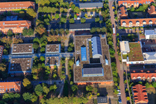 Vue aérienne de Bâtiment avec toit vert du Centre des médias et de l'information (MIZ) de l'Université Leuphana Lüneburg à le quartier Bockelsberg in Lüneburg dans le département Basse-Saxe, Allemagne
