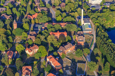 Vue aérienne de Forêt de Bockwinkler avec les bâtiments de la clinique psychiatrique Lüneburg à Lüneburg dans le département Basse-Saxe, Allemagne