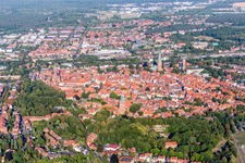 Image drone de Quartier de la vieille ville et centre-ville à Lüneburg dans le département Basse-Saxe, Allemagne