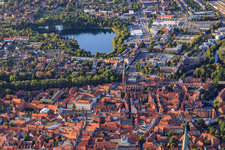 Vue aérienne de Vue d'ensemble de la vieille ville depuis le sud le soir avec St. Nicolai et Kreidebergsee à Lüneburg dans le département Basse-Saxe, Allemagne
