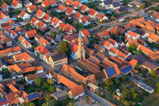 Vue aérienne de Brügerhaus et Martinskirche évangélique à Erlenbach bei Kandel dans le département Rhénanie-Palatinat, Allemagne