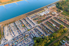 Vue aérienne de Entrepôt de camions Daimler sur le Rhin à le quartier Maximiliansau in Wörth am Rhein dans le département Rhénanie-Palatinat, Allemagne