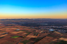 Vue aérienne de Vue de la ville depuis le sud à Bellheim dans le département Rhénanie-Palatinat, Allemagne