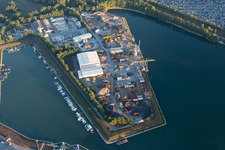Vue aérienne de Installations de quai et amarrages de navires sur le bassin portuaire du port intérieur du Rhin avec poste d'amarrage pour le Motorboot-Sportverein Germersheim eV à Germersheim dans le département Rhénanie-Palatinat, Allemagne