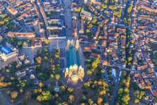Vue aérienne de Place de la Cathédrale vue de l'est avec la cathédrale, le musée historique du Palatinat et la Maximilianstr à Speyer dans le département Rhénanie-Palatinat, Allemagne