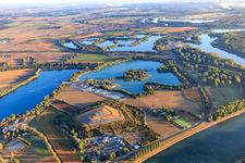 Vue aérienne de Centrale à béton de Heidelberg Materials Beton au bord du lac de carrière près de Deutschhof à Speyer dans le département Rhénanie-Palatinat, Allemagne