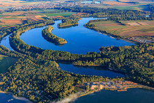 Vue aérienne de Kollersee avec l'île Leberwurst à Brühl dans le département Rhénanie-Palatinat, Allemagne