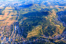 Vue aérienne de Vue depuis la vallée de Hambach vers le nord sur le bord de l'Odenwald avec le point de vue du Géoparc Vin-Culture-Paysage (vignoble de Steinkopf) à le quartier Unter-Hambach in Heppenheim dans le département Hesse, Allemagne