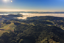 Vue aérienne de Quartier de Breitenwiesen devant les nuages bas dans l'Odenwald à le quartier Gadernheim in Lautertal dans le département Hesse, Allemagne