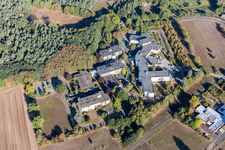 Vue aérienne de STYLO AGAPLESION SIMÉON à le quartier Klein-Krotzenburg in Hainburg dans le département Hesse, Allemagne