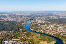 Vue aérienne de Ville sur le Main jusqu'à l'écluse de Mühlheim à le quartier Kesselstadt in Hanau dans le département Hesse, Allemagne