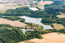 Vue aérienne de Grand étang de frai à Wächtersbach dans le département Hesse, Allemagne
