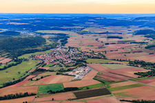 Vue aérienne de Vue du village depuis le nord à le quartier Untererthal in Hammelburg dans le département Bavière, Allemagne