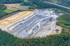Vue aérienne de Carrière à ciel ouvert de Hans Schmitt GmbH - Gravière à le quartier Machtilshausen in Elfershausen dans le département Bavière, Allemagne