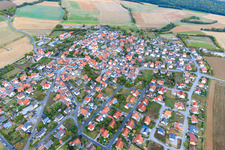 Vue aérienne de Vue du village depuis l'ouest à Wasserlosen dans le département Bavière, Allemagne