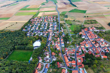 Vue du village depuis l'ouest à le quartier Sömmersdorf in Euerbach dans le département Bavière, Allemagne