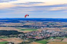 Vue du village avec un parapentiste venant de l'ouest à Euerbach dans le département Bavière, Allemagne