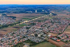 Vue aérienne de Vue de la ville sur le Main depuis le nord à Bergrheinfeld dans le département Bavière, Allemagne