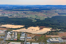 Vue aérienne de Zone industrielle de Maintal devant les gravières à le quartier Oberndorf in Schweinfurt dans le département Bavière, Allemagne