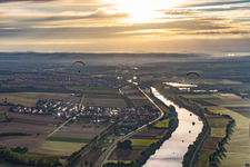 Vue aérienne de Deux parapentes au lever du soleil sur le Main à le quartier Untertheres in Theres dans le département Bavière, Allemagne