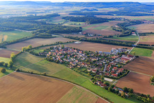 Vue aérienne de Vue du village sur l'A70 depuis le nord-ouest à le quartier Horhausen in Theres dans le département Bavière, Allemagne