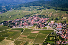 Vue aérienne de Silence, montagne ensoleillée à le quartier Rechtenbach in Schweigen-Rechtenbach dans le département Rhénanie-Palatinat, Allemagne