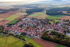Vue aérienne de Vue du village depuis le nord-ouest à Wonfurt dans le département Bavière, Allemagne