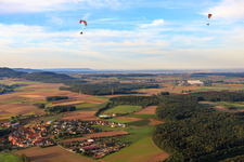 Vue aérienne de Vue du village depuis le nord à le quartier Steinsfeld in Wonfurt dans le département Bavière, Allemagne