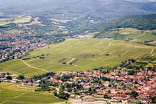 Vue aérienne de Silence, montagne ensoleillée à le quartier Rechtenbach in Schweigen-Rechtenbach dans le département Rhénanie-Palatinat, Allemagne