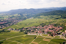 Photographie aérienne de Silence, montagne ensoleillée à le quartier Rechtenbach in Schweigen-Rechtenbach dans le département Rhénanie-Palatinat, Allemagne