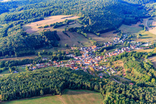 Vue aérienne de Vue du village depuis le nord à le quartier Neuschleichach in Oberaurach dans le département Bavière, Allemagne