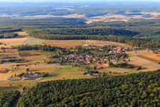 Vue aérienne de Vue du village depuis le nord à le quartier Fatschenbrunn in Oberaurach dans le département Bavière, Allemagne