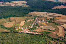 Vue aérienne de Vue du village depuis le sud-est à le quartier Koppenwind in Rauhenebrach dans le département Bavière, Allemagne