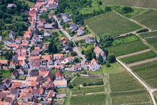 Vue aérienne de Protestation. Église à le quartier Rechtenbach in Schweigen-Rechtenbach dans le département Rhénanie-Palatinat, Allemagne