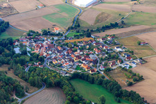 Vue aérienne de Vue du village depuis le nord-est à le quartier Füttersee in Geiselwind dans le département Bavière, Allemagne