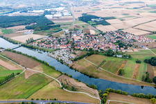 Vue aérienne de Place au-delà du Main à le quartier Schwarzenau in Schwarzach am Main dans le département Bavière, Allemagne