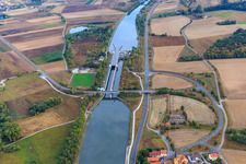 Vue aérienne de Écluse et centrale électrique Gerlachshausen sur le canal principal à le quartier Gerlachshausen in Schwarzach am Main dans le département Bavière, Allemagne